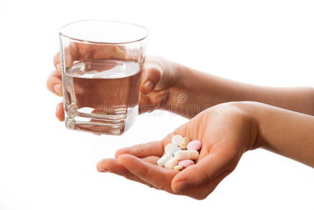 疾病小报手拿一杯水和药品照片