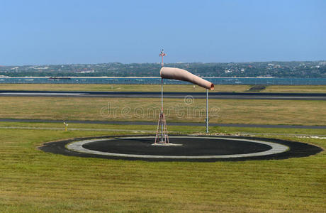 机场的防风罩风筒风叶线条偶像木桌上的温度表,温度低黄色温度计,绿色