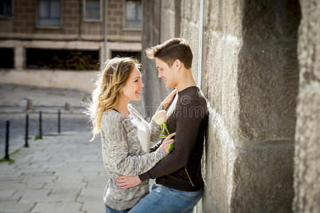 一对相爱的漂亮夫妇在街头巷尾庆祝情人节照片
