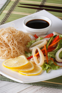 亚洲蔬菜沙拉，鱿鱼和米粉垂直