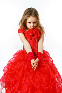 可爱的小女孩穿着红色的姿势在工作室