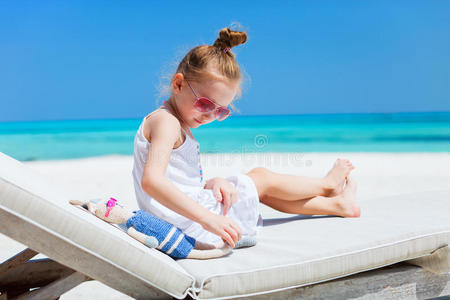 海滩上带玩具的小女孩