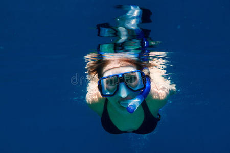 在水下游泳的女人
