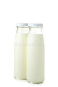 一瓶牛奶隔离在白色上
