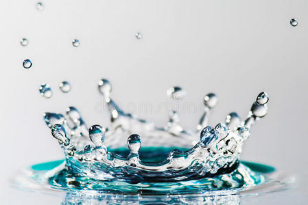 带皇冠的水滴