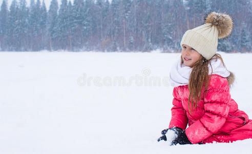 可爱的小女孩在冬天的雪天户外