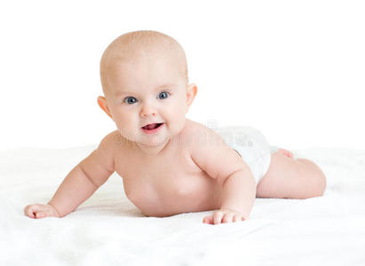 可爱的微笑婴儿躺在白色毛巾上尿布