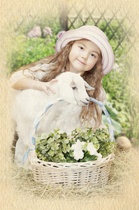 一个小女孩带着一只小山羊