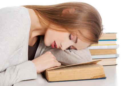 疲惫的女人在看书