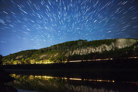 美丽的夜空，银河，星光和树木