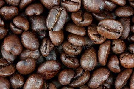 棕色木制背景上的咖啡。