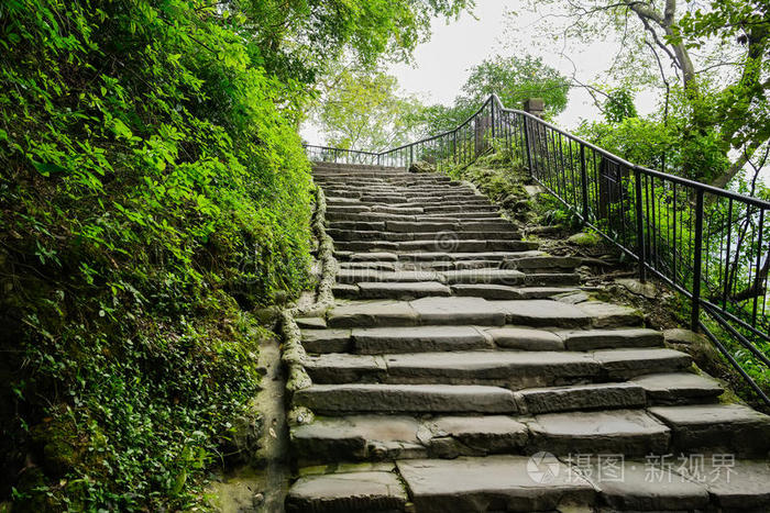 冬天下午古老的山坡石阶上有扶手