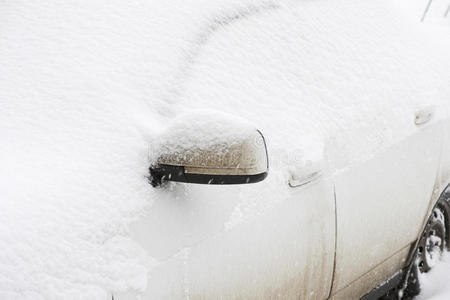 被雪覆盖的汽车