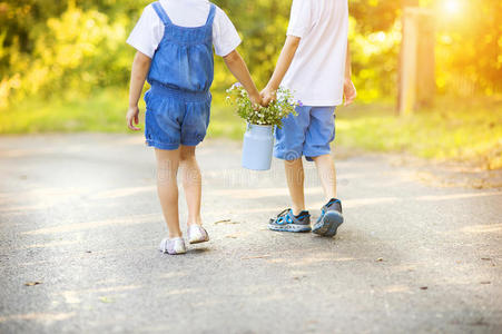 公司 孩子们 乐趣 男孩 夫妇 童年 自然 友谊 公园 水壶