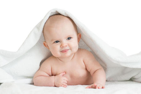 可爱微笑的婴儿躺在浴巾上