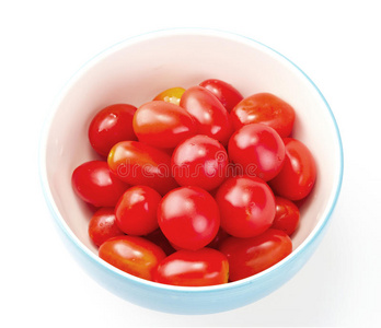 新鲜樱桃番茄在碗白色背景