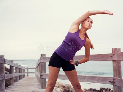拉伸 海岸 运动 能量 行动 夏天 成人 海滩 慢跑 运动员