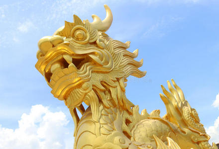 越南蓝天上的金龙雕像