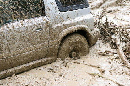 汽车陷在泥里了