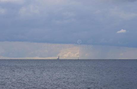 多云的海景，帆船和浮动灯塔
