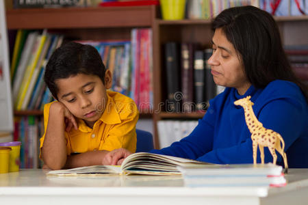 女人 教室 学校 知识 家庭教育 小孩 阅读 妈妈 西班牙裔