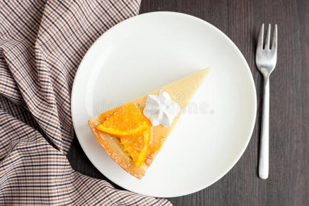 用橙子和蛋白酥皮装饰的芝士蛋糕甜点