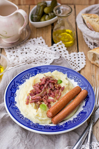 盘子 香肠 培根 泡菜 黄油 屠宰 猪肉 捣碎 地面 小黄瓜