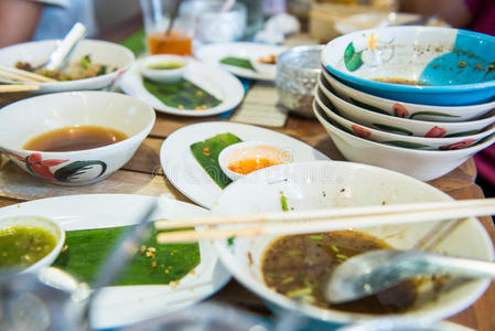 在餐厅吃完后，碗和盘子