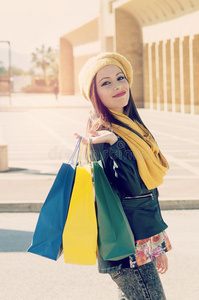 美丽的女孩与购物袋过滤器应用Instagram风格
