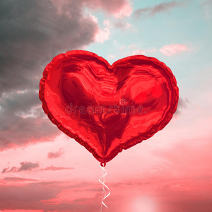 红色心脏气球的复合图像