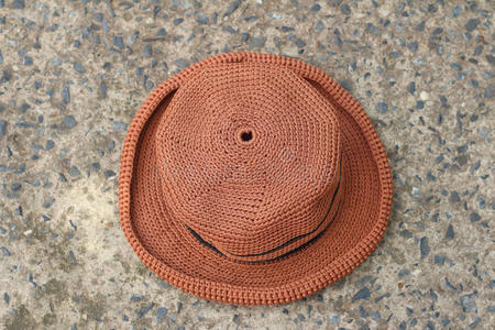 水泥背景上的棕色帽子。