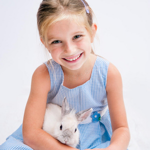 可爱的小女孩一只白兔