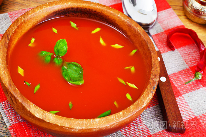 番茄汤配罗勒板中。国家意大利菜