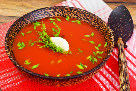 番茄汤配罗勒板中。国家意大利菜