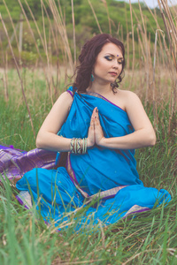 怀孕的印度女孩穿着蓝色时尚纱丽