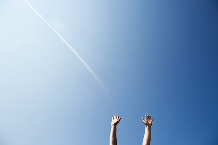 男人抬起手在空气中