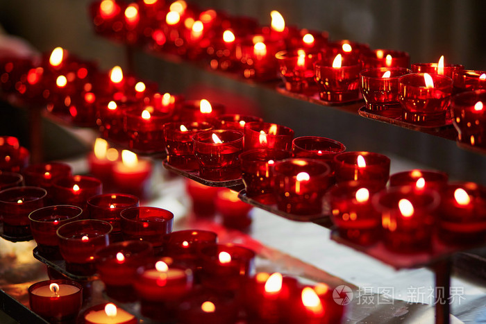在红色吊灯教堂蜡烛