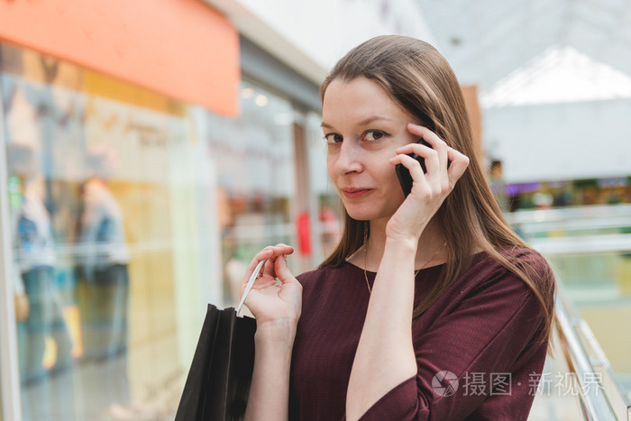 现代女人和智能手机购物
