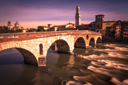 意大利罗马台伯河上的古罗马石桥罗马石桥tiberius与城市灯反射在水中