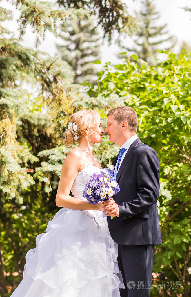 新娘和新郎在婚礼当天到户外散步.幸福的一对新婚夫妇,拥抱.恩爱夫妻