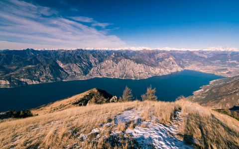 从顶部的山月，意大利的加尔达湖的全景