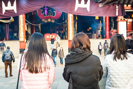 人们在浅草寺前祈祷