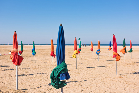 在多维尔海滩上著名的各色阳伞