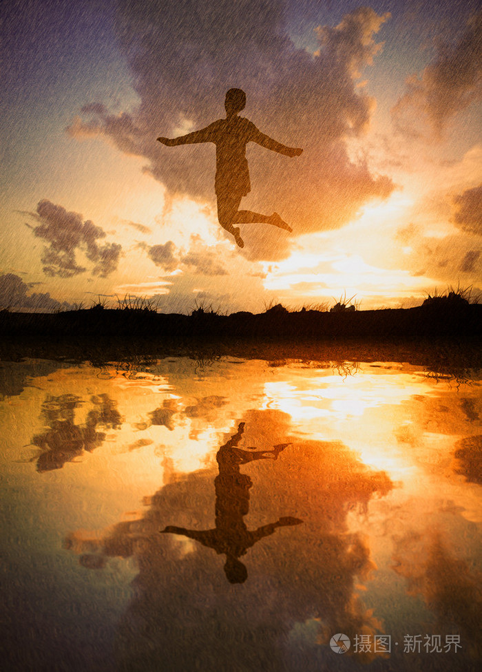 自由和享受的概念快乐的女人跳着舞