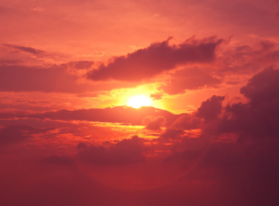 美丽的红色夕阳的天空。自然背景