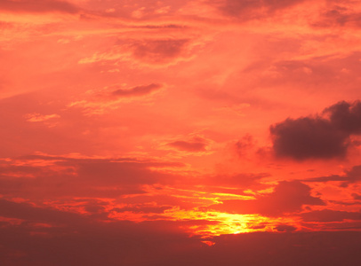 美丽的红色夕阳的天空。自然背景