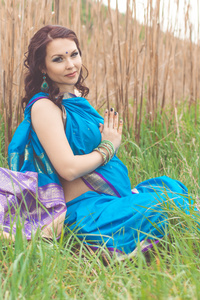 怀孕的印度女孩穿着蓝色纱丽