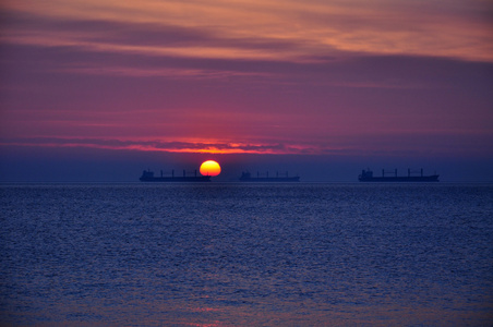 美丽明亮的日出在波罗的海在波兰