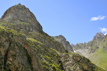 夏季在高加索地区的蜿蜒山剪影