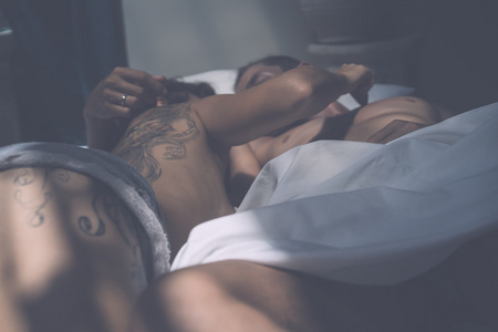 男人和女人在早上躺在床上图片